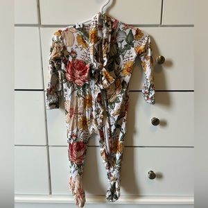 The Little Arrows 0-3 month bamboo sleeper and bow